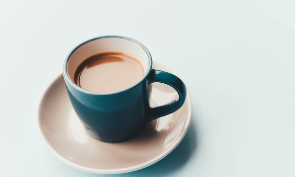 マグカップにコーヒーが入っている写真